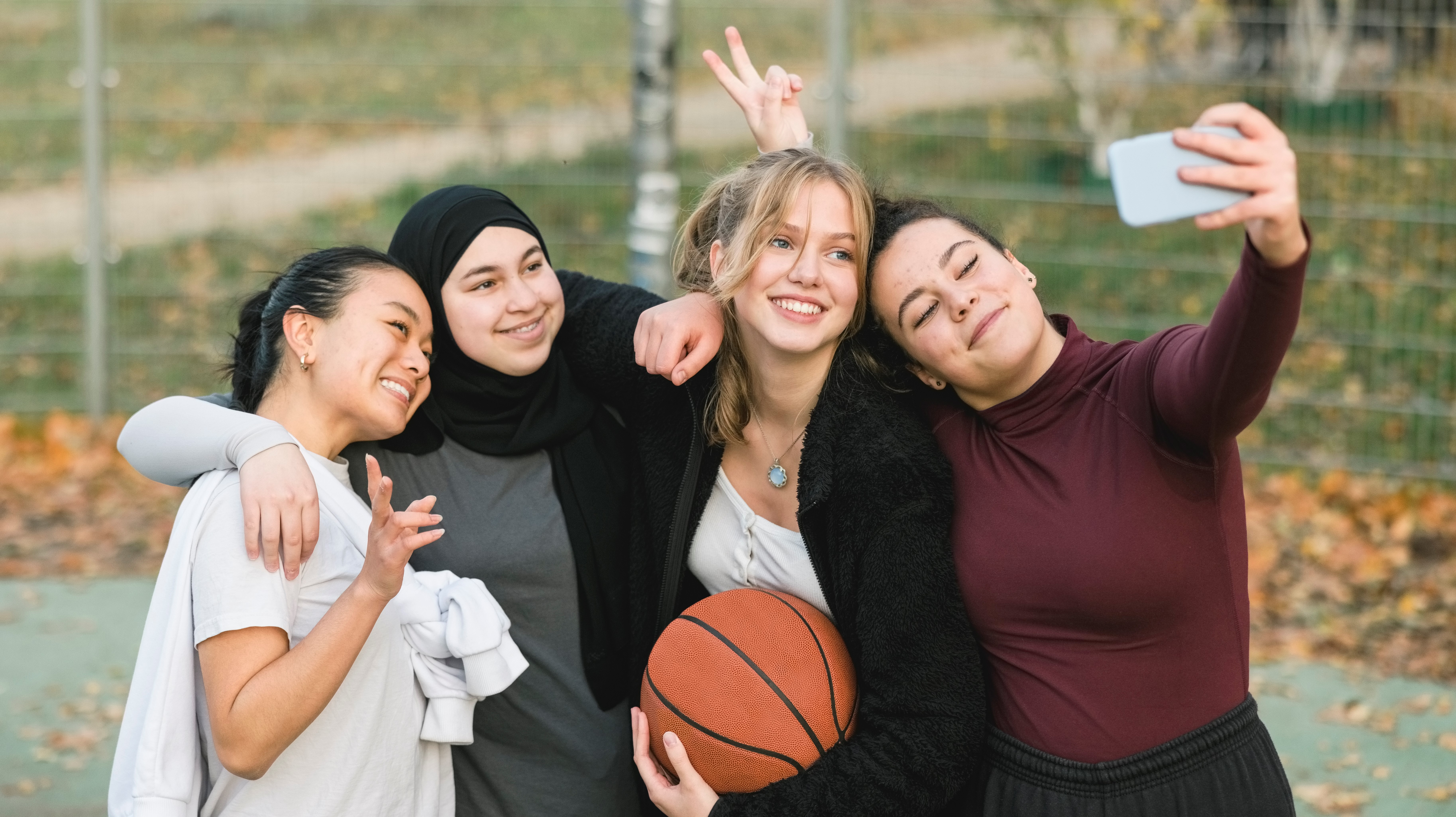 Vier Mädchen machen ein Selfie nach dem Basketball-Spiel
