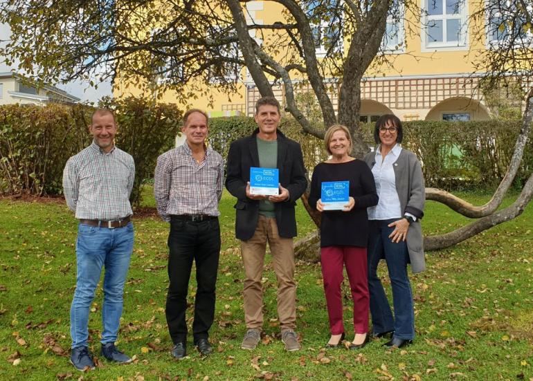 ECDL SchulTestCenter Plaketten für die beiden Mondseer Mittelschulen. V.l.n.r. Stefan Hornischer, Herbert Mayerhofer, Dir. Engelbert Hufnagl, Dir. Dorothea Grabner, Monika Hofauer