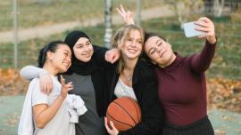 Vier Mädchen machen ein Selfie nach einem Basketballspiel