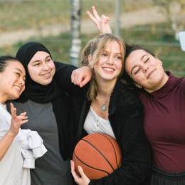 Vier Mädchen machen ein Selfie nach einem Basketballspiel